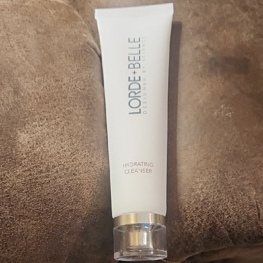 Hydrating Cleanser - White